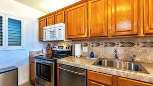 Private kitchen - Menehune Shores #220 – Beachside Bliss with Panoramic Ocean Views (Kihei, Maui)