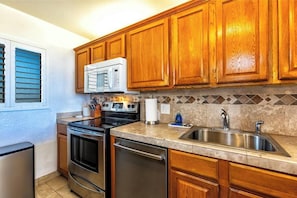 Coffee/tea maker, fridge, microwave, oven