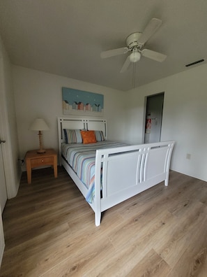2 bedrooms, desk, WiFi, bed sheets
