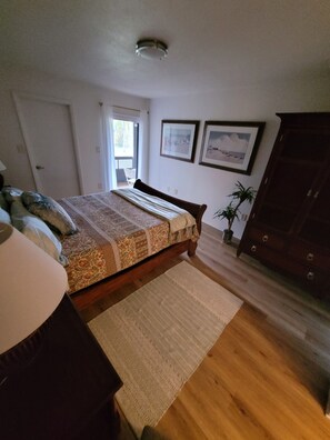 2 bedrooms, desk, WiFi, bed sheets