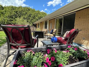 Terrace/patio - Sandy Beach on West Grand Traverse Bay. Dog ok. Fire pit, kayaks. AC (Traverse City)