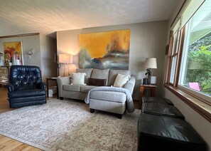 Smart TV - Sandy Beach on West Grand Traverse Bay. Dog ok. Fire pit, kayaks. AC (Traverse City)