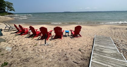 Sandy Beach on West Grand Traverse Bay, Dog ok. Fire pit, kayaks. AC