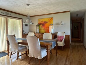 Dining - Sandy Beach on West Grand Traverse Bay. Dog ok. Fire pit, kayaks. AC (Traverse City)