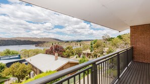 Property grounds - Ollie's Place - 1/15 Cobbon Crescent (Jindabyne)