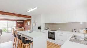 Fridge, microwave, oven, stovetop - Ollie's Place - 1/15 Cobbon Crescent (Jindabyne)