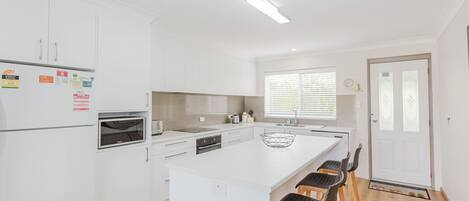 Refrigerador, microondas, horno y parrilla de estufa