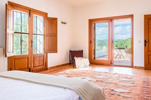 7 bedrooms, iron/ironing board, WiFi, bed sheets