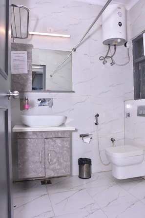 Habitación Deluxe | Baño | Regadera, regadera con hidromasaje, amenidades de baño de diseñador