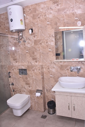 Habitación estándar | Baño | Regadera, regadera con hidromasaje, amenidades de baño de diseñador