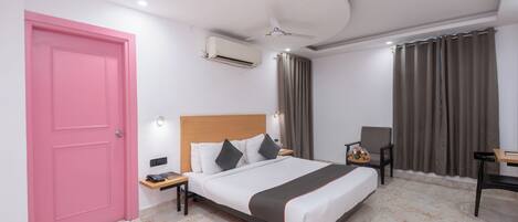 Deluxe Room | Desk, blackout drapes, soundproofing, iron/ironing board