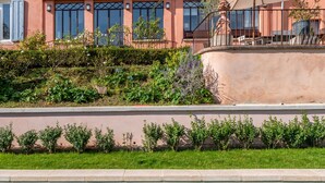 A building with a pool, a patio with an umbrella, and a garden with various plants. - La vue - Charming house with a pool, garden and amazing view, (La Mulatière)