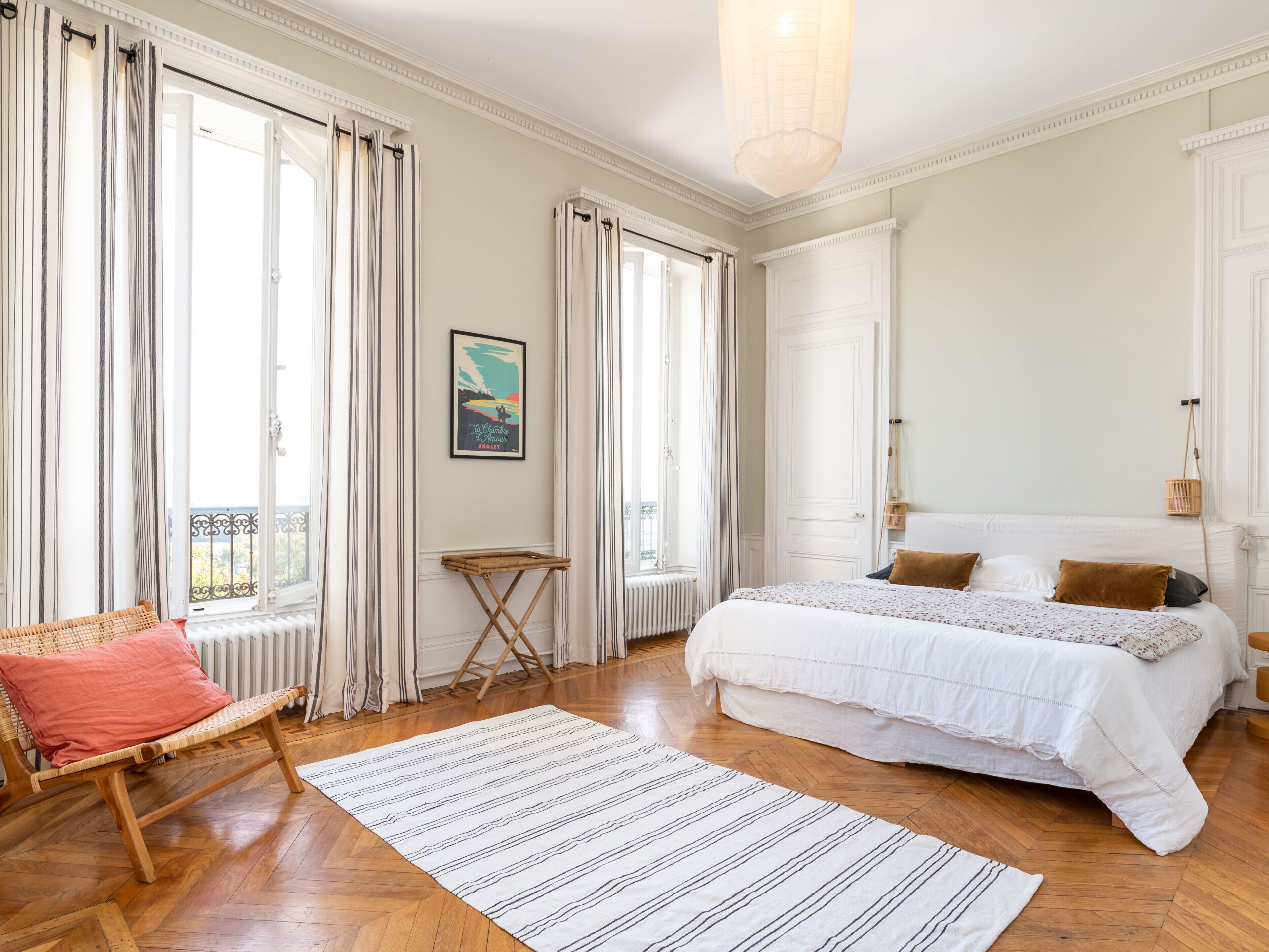 5 bedrooms, WiFi, bed sheets