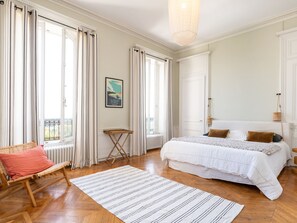 5 bedrooms, WiFi, bed sheets