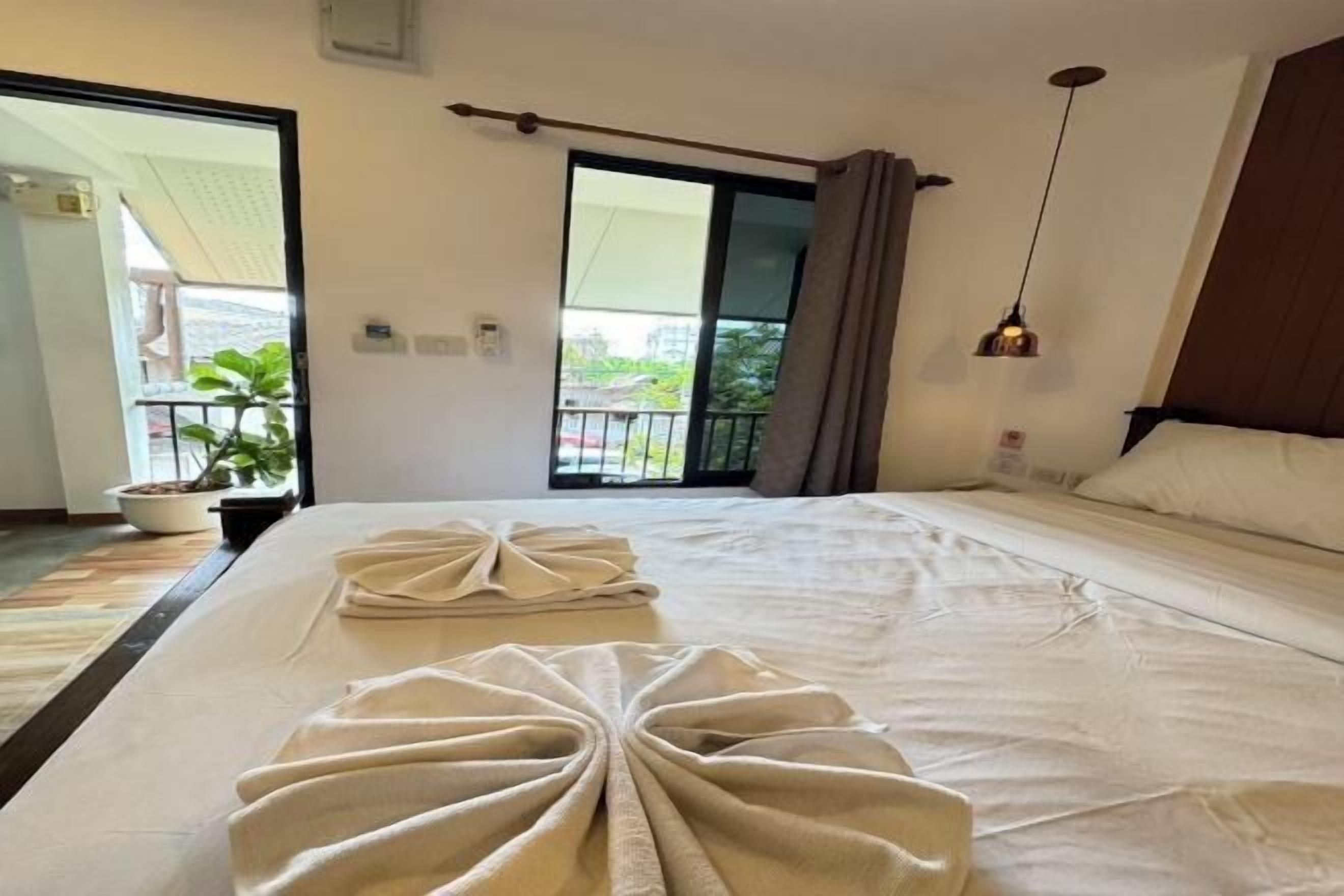 WiFi (無料)、ベッドシーツ