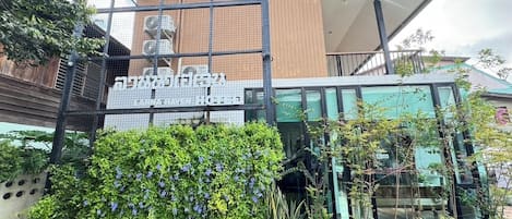 Un edificio moderno con un letrero que dice