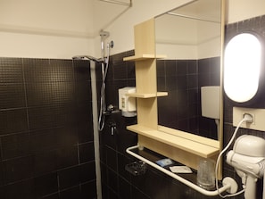Appartement de base | Salle de bain | Articles de toilette (gratuits), séchoir à cheveux, serviettes fournies
