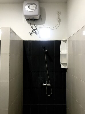 Kamar Double Superior | Kamar mandi | Shower pijat air, perlengkapan mandi gratis, dan handuk