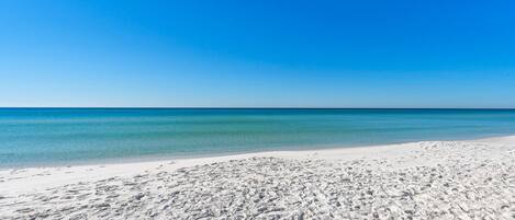 Una spiaggia nelle vicinanze