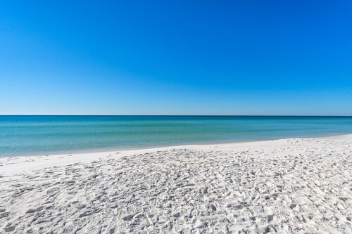 30a Beach House with 6-Seater LSV! Steps to Pool, Beach 3 min away, Balcony