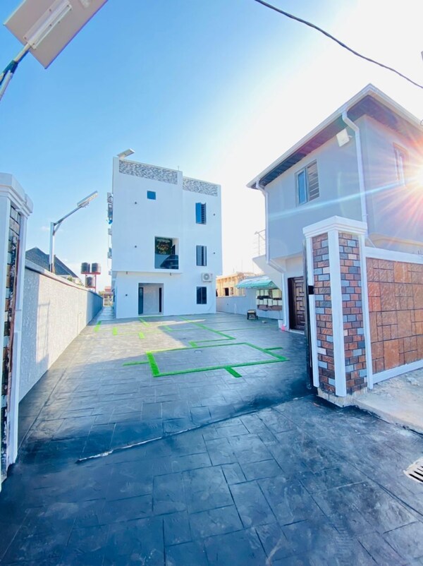 Mini Flat With Starlink Internet & Pool - Lagos, Nigeria