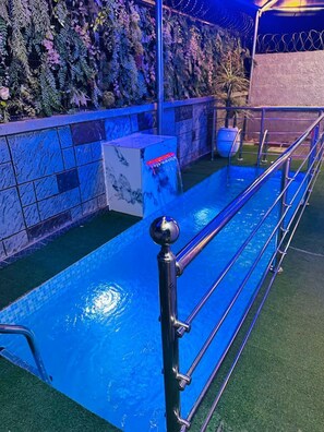 5 座室外游泳池