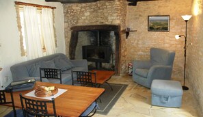 TV, fireplace, stereo - time for a break-The little house in the center of the village with a view of the castle (Berbiguieres)