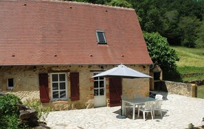 Outdoor dining - time for a break-The little house in the center of the village with a view of the castle (Berbiguieres)