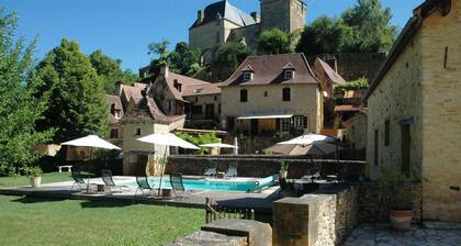 le temps d'une pause-La petite maison au centre du village avec vue sur  chateau