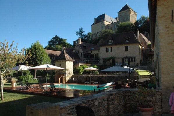 Outdoor pool, a heated pool - time for a break-The little house in the center of the village with a view of the castle (Berbiguieres)
