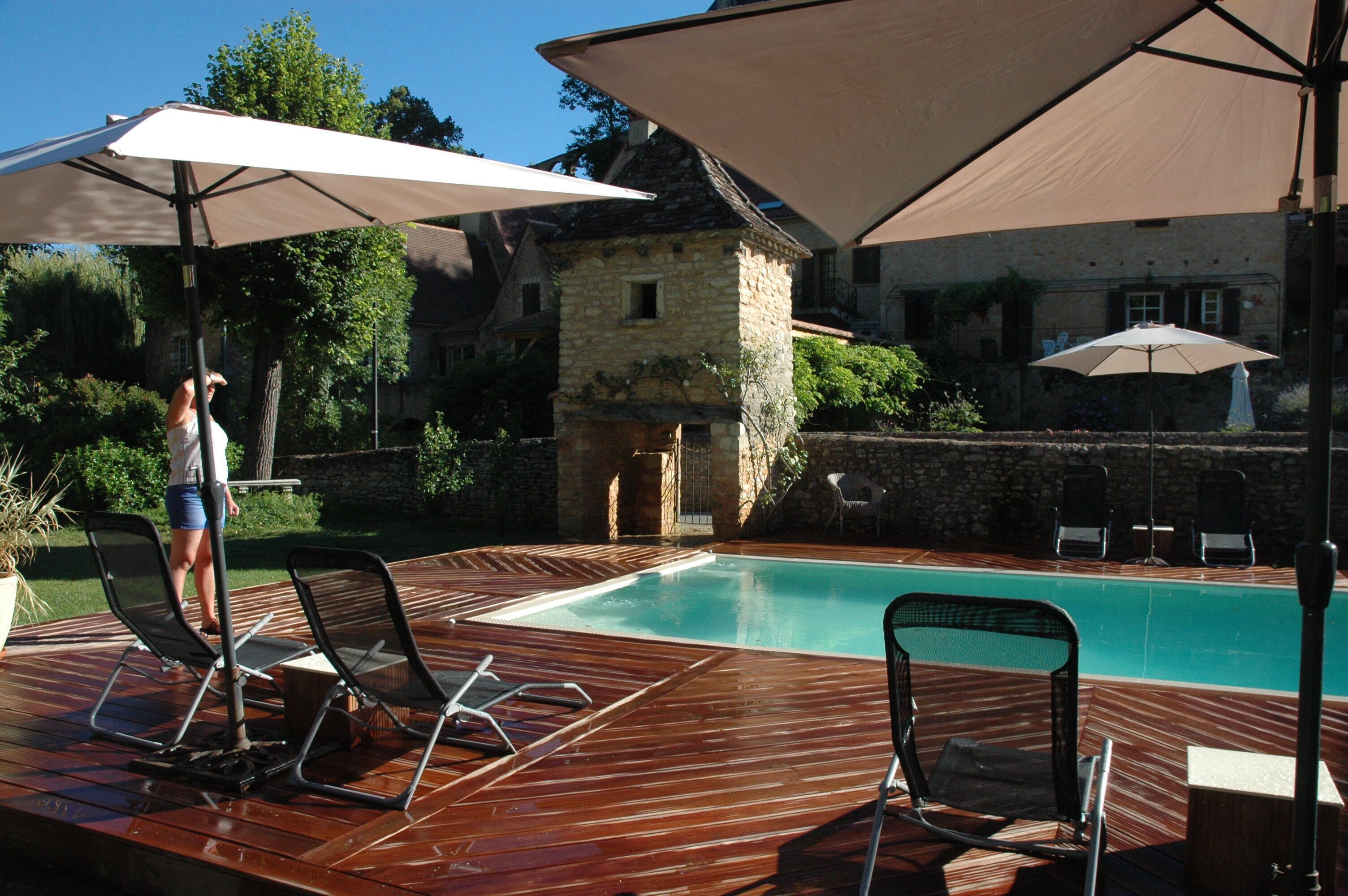 Een buitenzwembad en een verwarmd zwembad