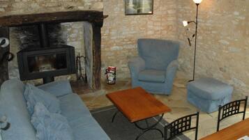 Televisie, een open haard en een stereo