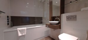 Shower, hair dryer, towels, soap - Stylish 01 bedroom apartment in Old Street (london)