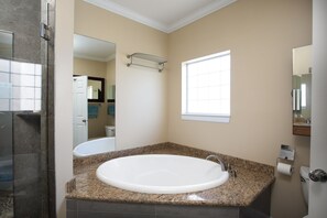 Dusche, Whirlpool, Haartrockner, Handtücher