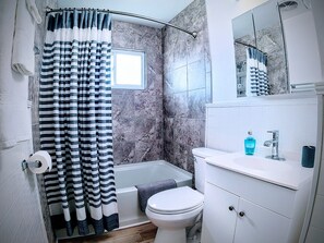 Haartrockner, Handtücher, Shampoo, Toilettenpapier