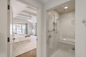 Shower, hair dryer, towels, shampoo - Charming Mt Pleasant Getaway with Heated Pool (Mt Pleasant)
