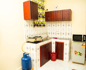 Réfrigérateur, micro-ondes, batterie de cuisine, vaisselle et ustensiles