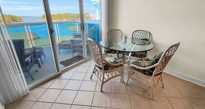 Direct Bayfront 3 Bedroom Condo with Rooftop Pool! Just a few blocks to the beach and ocean! Amazing Sunsets! Sunset Pointe 204