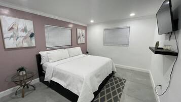 3 bedrooms, desk, iron/ironing board, travel crib