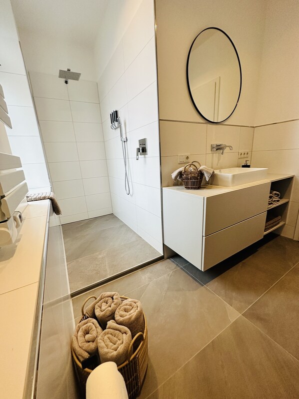 Shower, free toiletries, hair dryer, slippers - Vacation apartment in Obernkirchen (Obernkirchen)