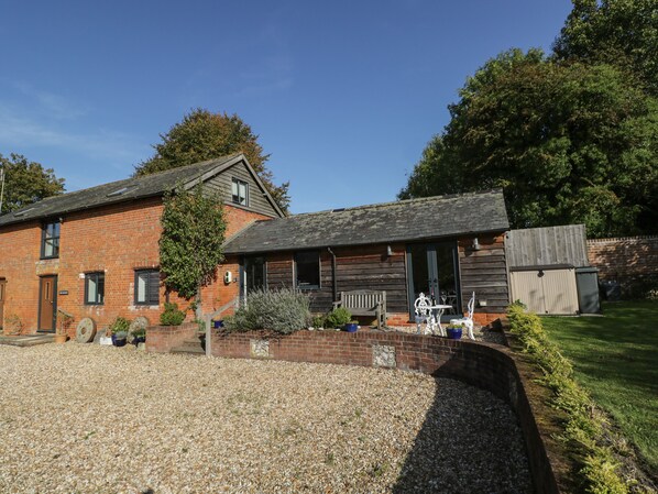 Cottage | Property grounds - The Dunnit@manor Farm (Salisbury)