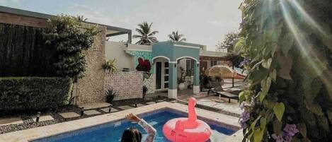 Una piscina al aire libre