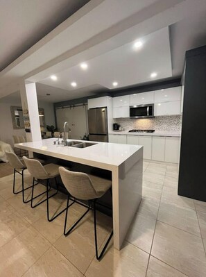 Refrigerador, microondas, cafetera y tetera y tostadora 