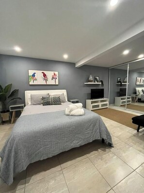 4 habitaciones, escritorio y tabla de planchar con plancha 