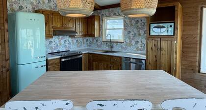 Hole in the Wall- Sound Side with Hot Tub!