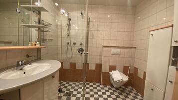 Een douche, een haardroger, handdoeken, zeep