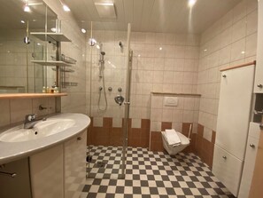 Douche, séchoir à cheveux, serviettes fournies, savon