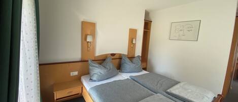 1 slaapkamer, een kluis op de kamer, een strijkplank/strijkijzer