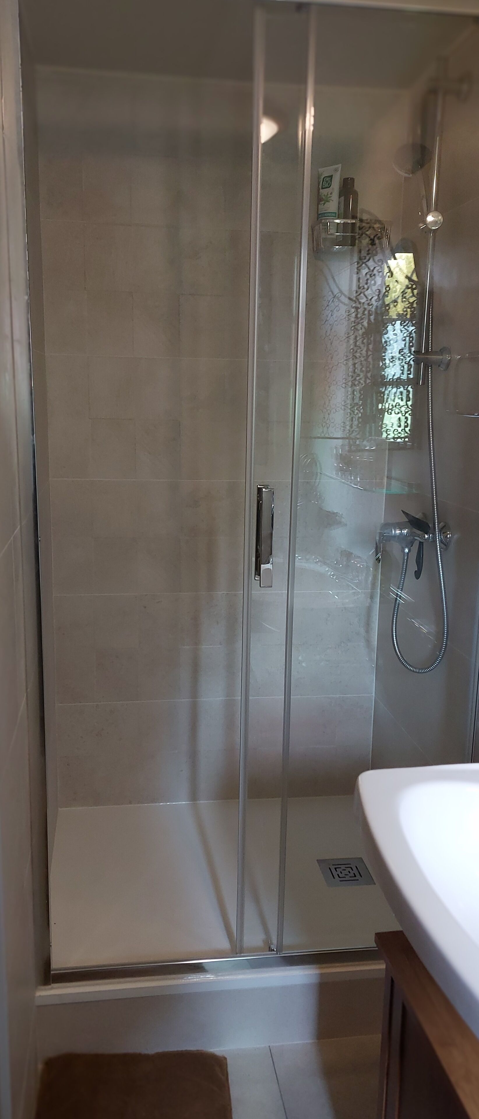 Douche, sèche-cheveux, serviettes fournies, savon