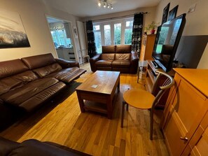 Flat-screen TV, Netflix, streaming services